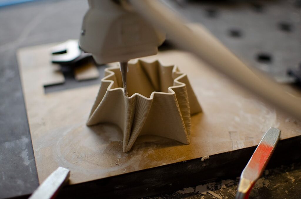 Extrusion process representing first layer quality in FDM printing